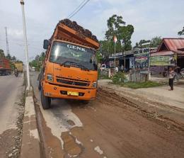 Truk tronton bertonase lebih terpuruk di jalan rusak jalur dua Muara Rumbai, Kecamatan Rambah Hilir.